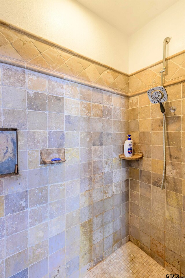 bathroom featuring tiled shower