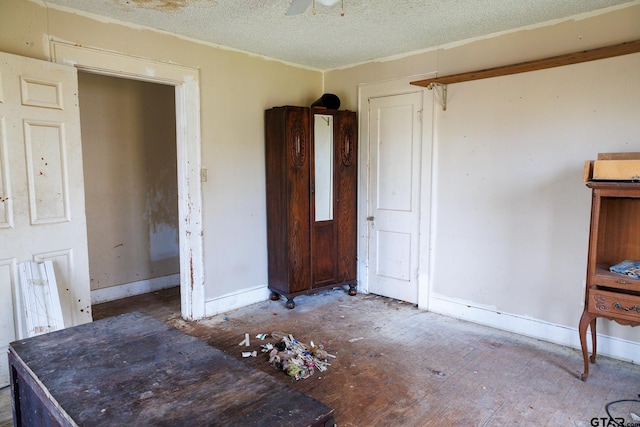 unfurnished bedroom featuring ceiling fan