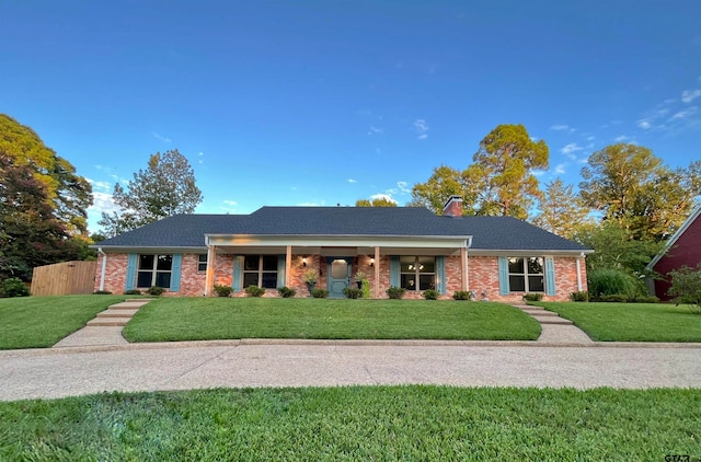 ranch-style house featuring a front yard