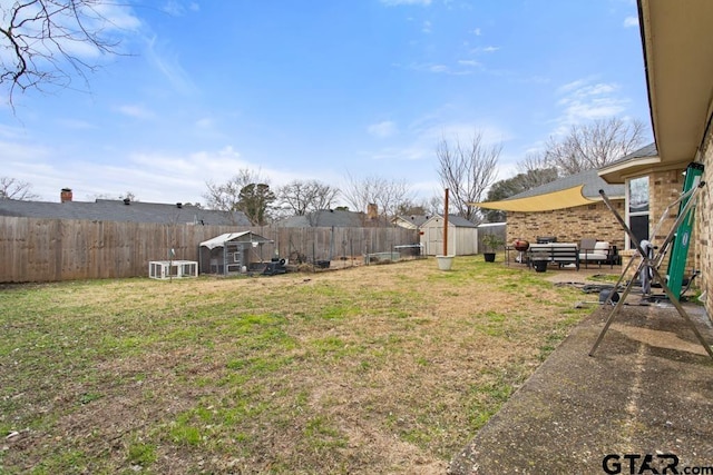 view of yard featuring a shed