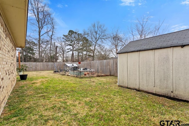 view of yard with a storage shed