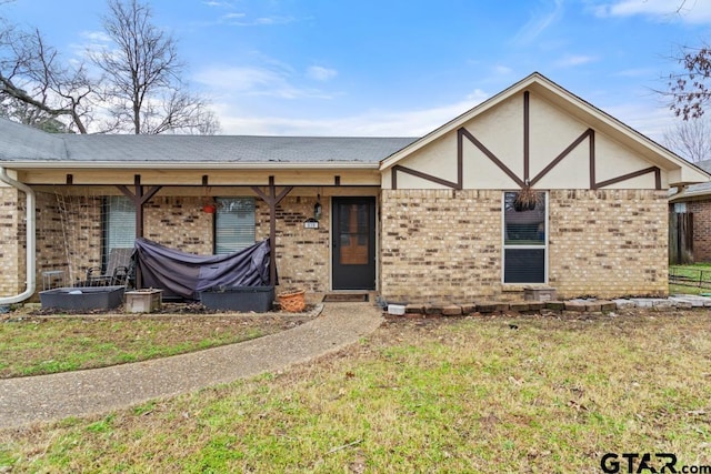 view of front of home featuring a front lawn