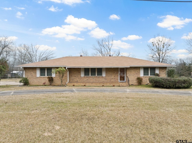 ranch-style house featuring a front yard