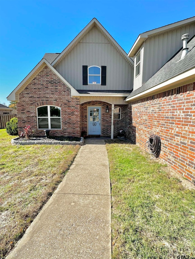 view of front of house with a front lawn