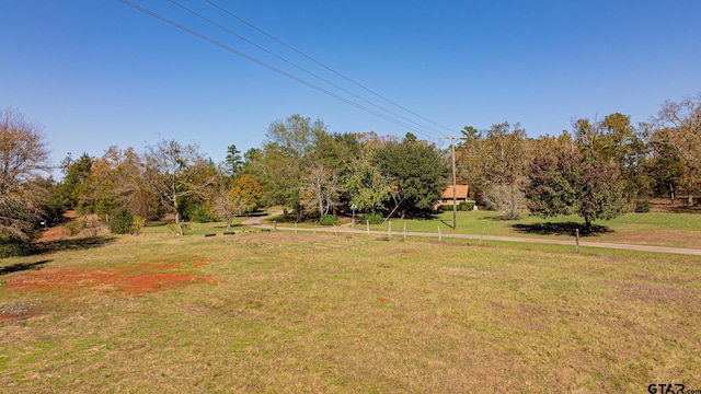 view of yard featuring a rural view