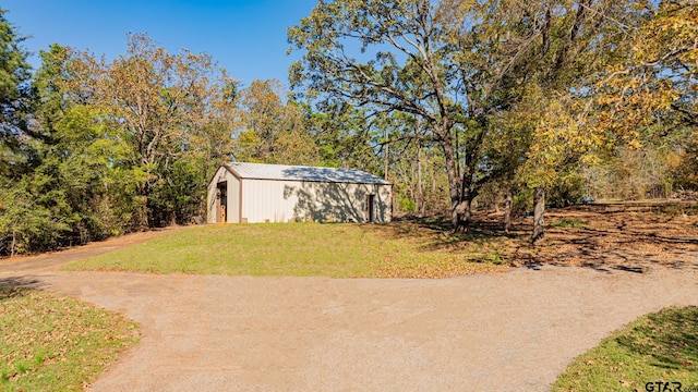 view of yard with an outdoor structure