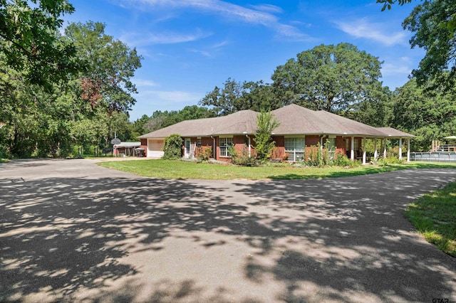 single story home with a front lawn