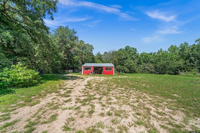 view of yard with an outbuilding