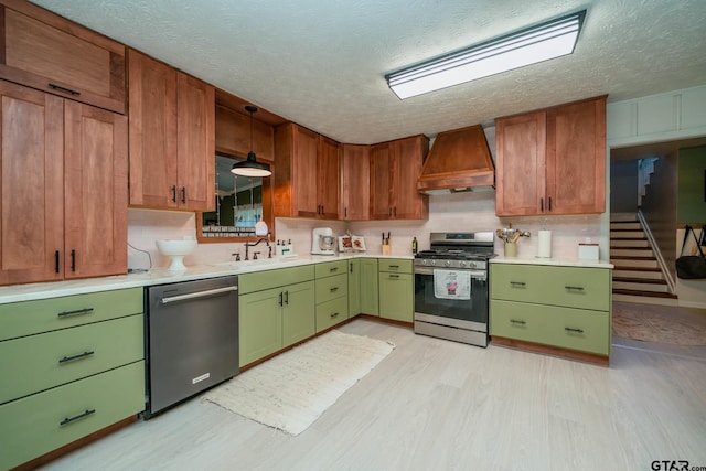 141 Cedar St, Rusk, TX 75785 - kitchen with stainless steel appliances, premium range hood, green cabinetry, a sink, and light wood-style floors