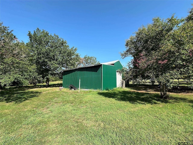 view of yard with an outbuilding