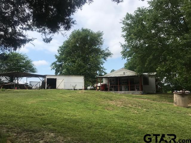 view of yard featuring an outbuilding