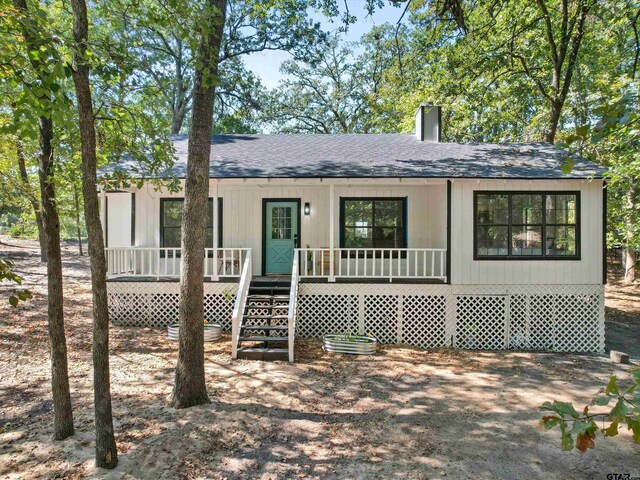 ranch-style house with a porch