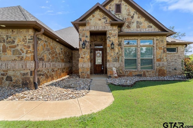 view of front of property featuring a front lawn