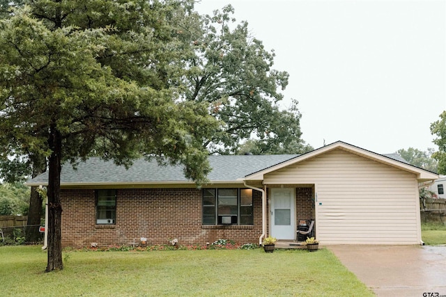 single story home featuring a front yard