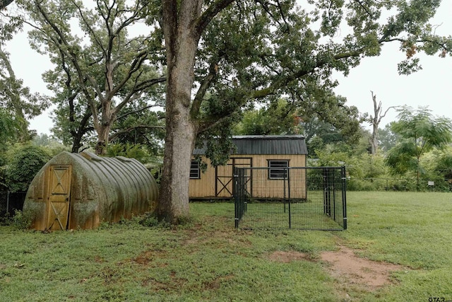 view of yard featuring an outdoor structure