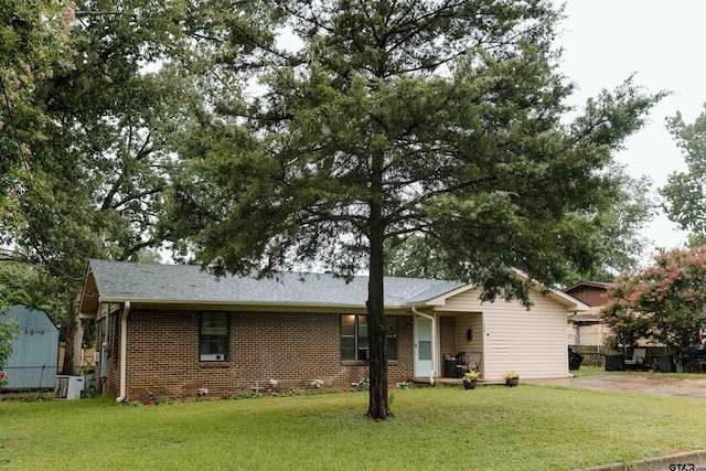 ranch-style house featuring a front yard