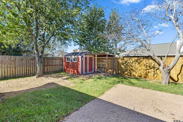 view of yard featuring a shed