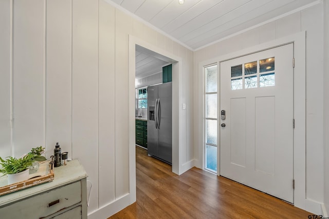 entrance foyer with light wood-style flooring and crown molding