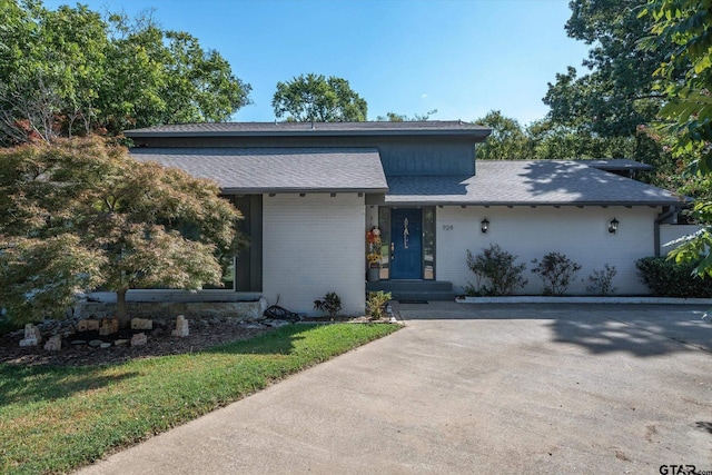 924 Bradley Dr, Athens, TX 75751 - view of front facade featuring brick siding and roof with shingles