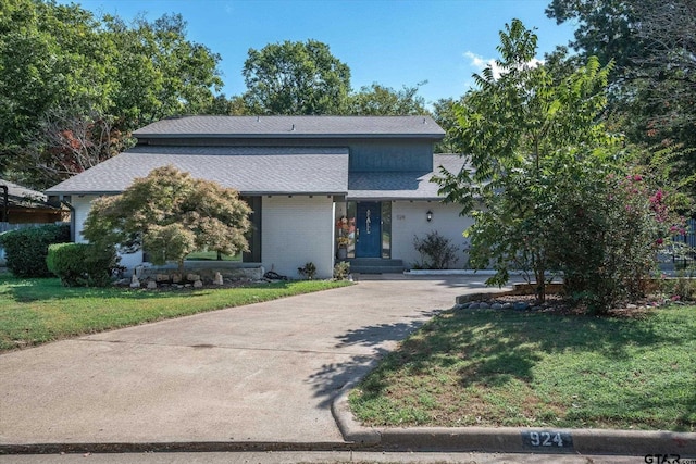 924 Bradley Dr, Athens, TX 75751 - view of front of property featuring concrete driveway, a shingled roof, brick siding, and a front yard