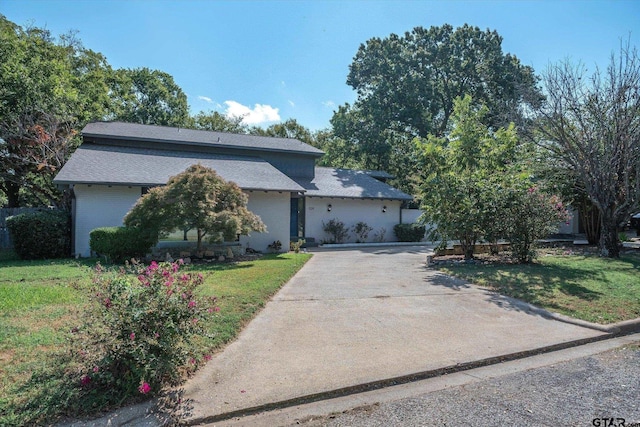 924 Bradley Dr, Athens, TX 75751 - view of front facade featuring driveway and a front lawn