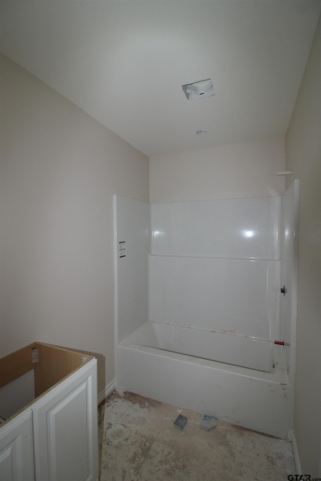 16954 Deer Run Rd, Flint, TX 75762 - bathroom featuring baseboards and tub / shower combination