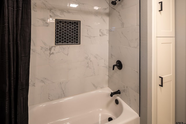 bathroom with tiled shower / bath combo