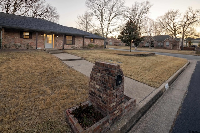 view of front facade with a lawn