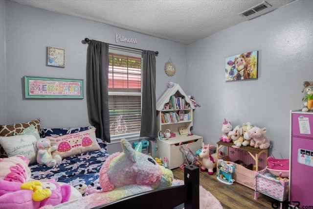 12305 Pine St, Larue, TX 75770 - bedroom with wood finished floors, visible vents, and a textured ceiling