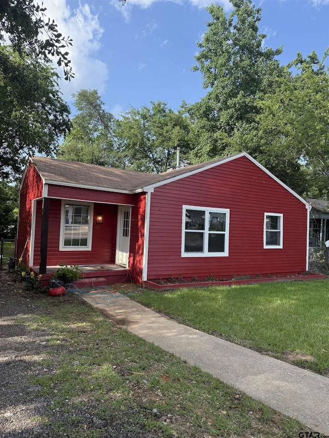 2907 Cushing Dr, Tyler, TX 75702 - ranch-style home with a front lawn and a porch