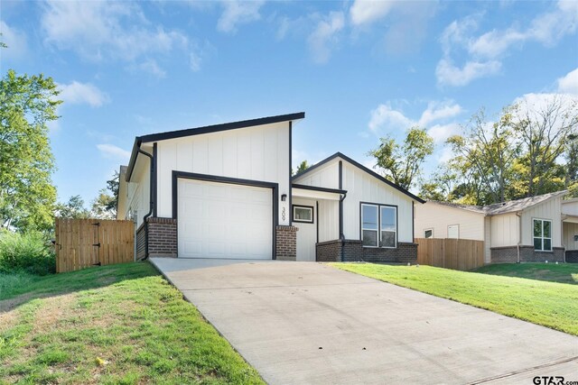 view of front of home featuring a front lawn and a garage