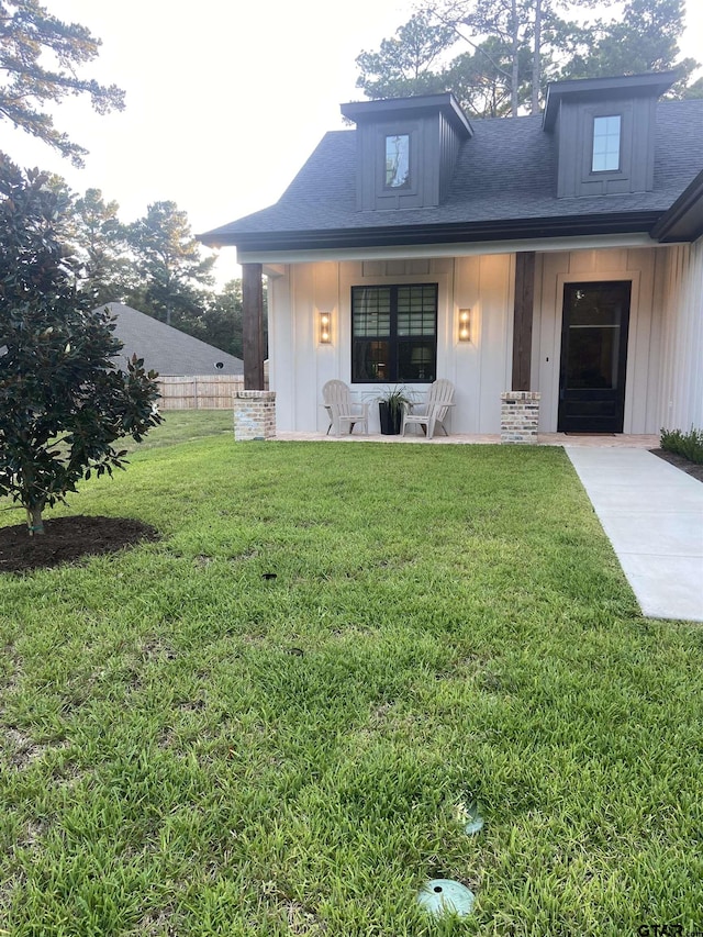 view of front of property featuring a porch and a front lawn