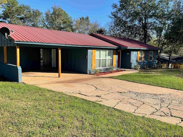 view of front of house featuring a front lawn and a carport