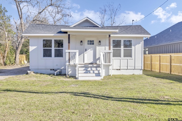 view of front facade featuring a front lawn