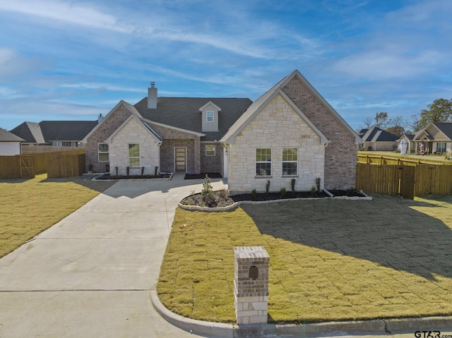 view of front of home featuring a front yard