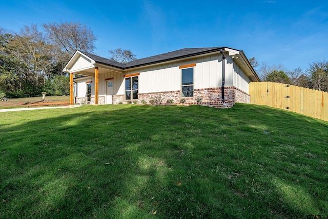 view of front of house featuring a porch and a front lawn