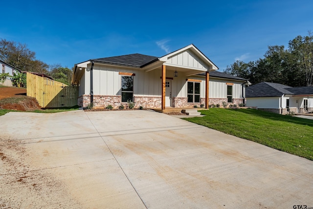 view of front of home featuring a porch and a front lawn