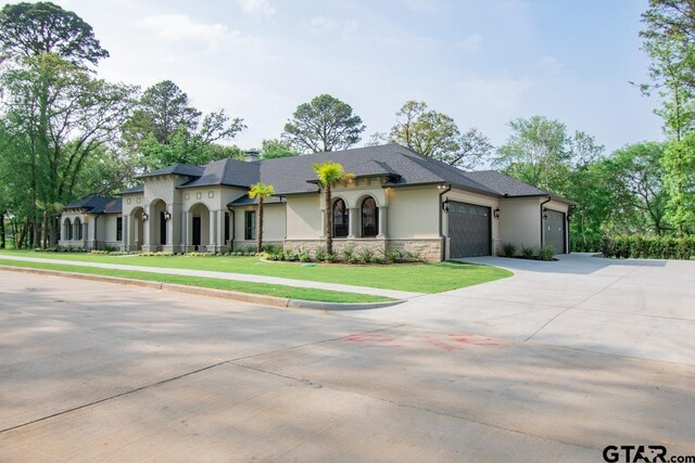 view of front of home featuring a garage and a front yard