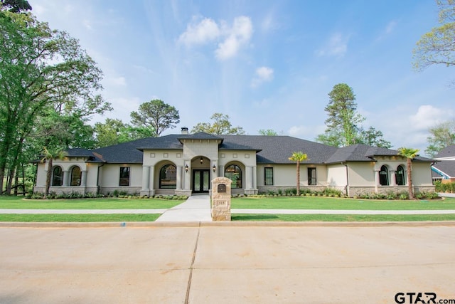 view of front of home featuring a front lawn