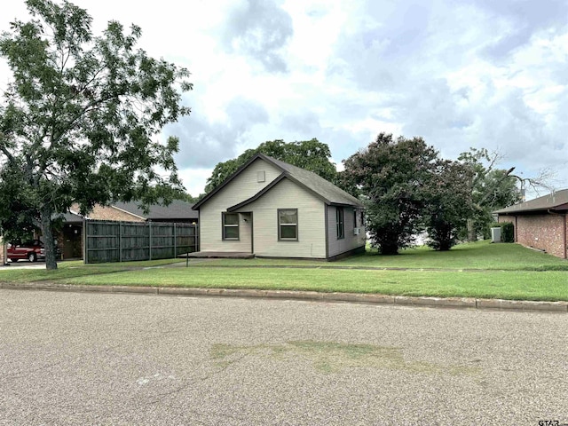 view of front of house featuring a front lawn