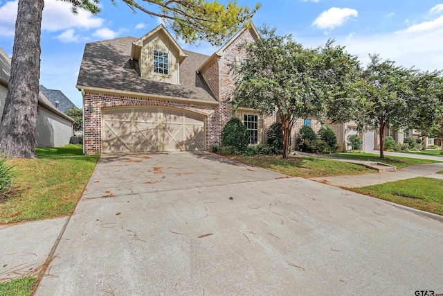 view of front of home featuring a front yard