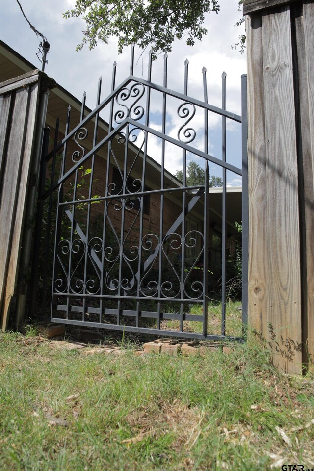 3008 Oak Knob Dr, Tyler, TX 75701 - view of gate