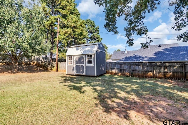 view of yard featuring a shed