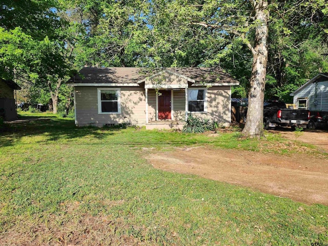 view of front of property featuring a front lawn