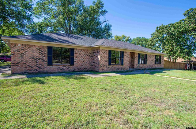 ranch-style house with a front lawn