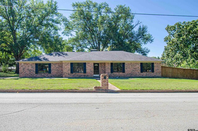 ranch-style home featuring a front lawn