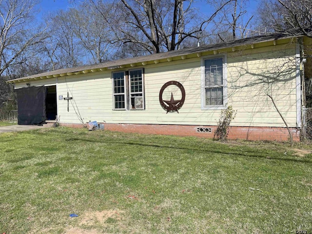 view of front of home featuring a front lawn