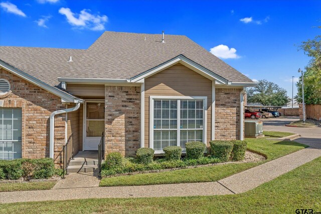 view of front of home featuring a front lawn