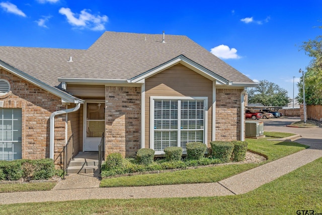 view of front of home with a front lawn