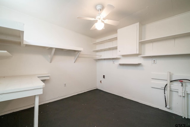 washroom featuring ceiling fan